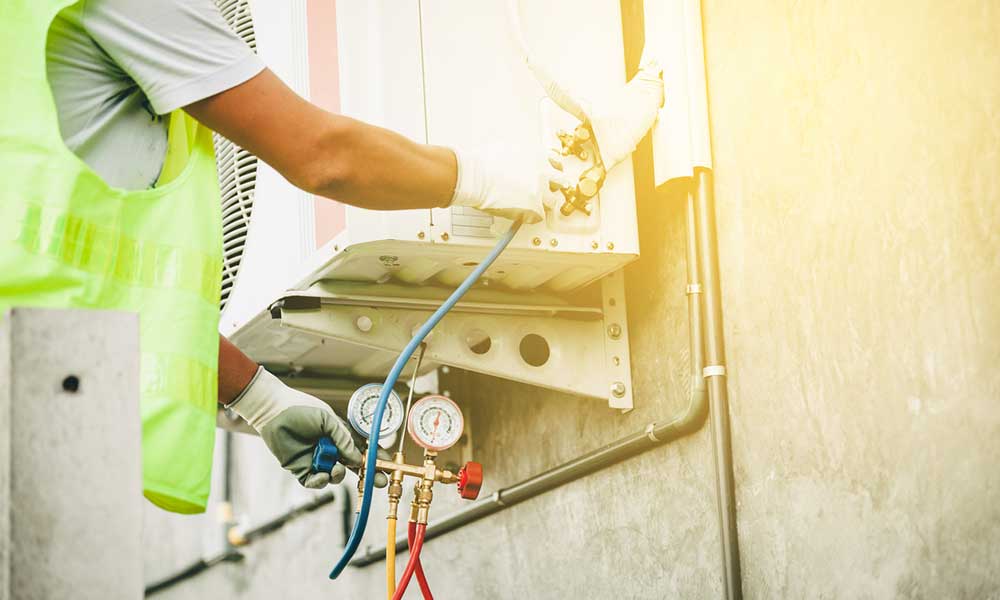 Técnico instalando ar-condicionado